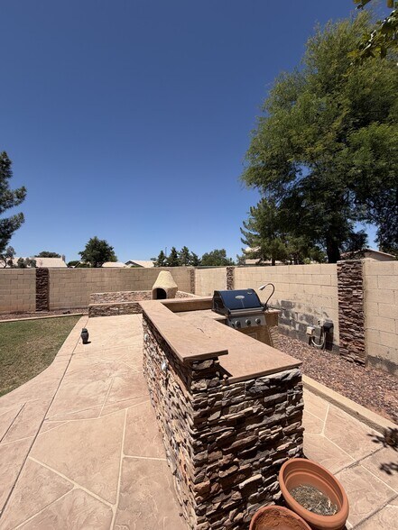Building Photo - 1124 W Laurel Ave