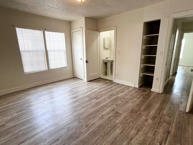 Building Photo - Huge 2 bed 1 bath