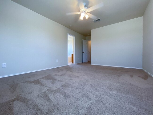 Building Photo - Spacious 4/BR 2.5/BA Two-Story Home with F...
