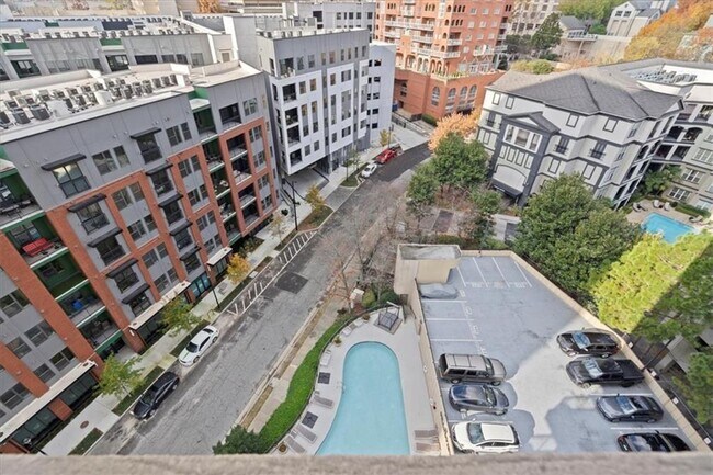 Building Photo - Renovated Condo with Skyline Views