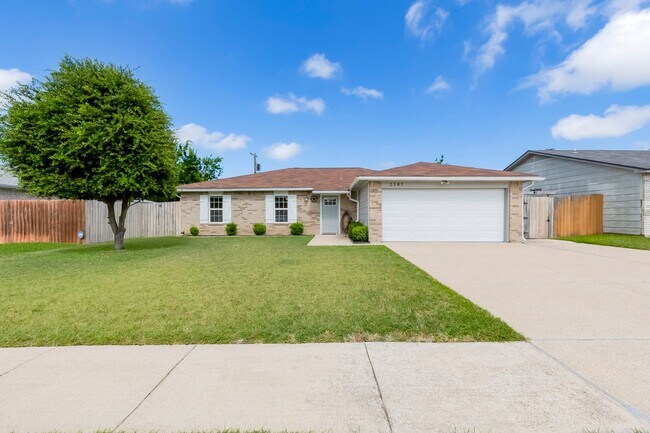 Building Photo - 2307 Traverse Dr