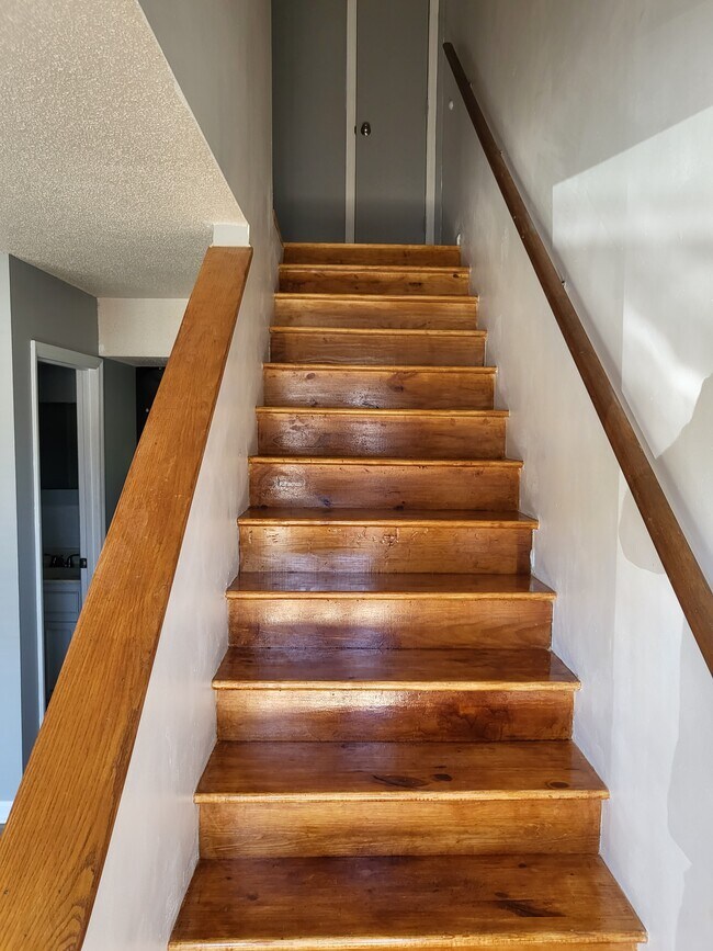 Upstairs - 4905 Stratford Ln