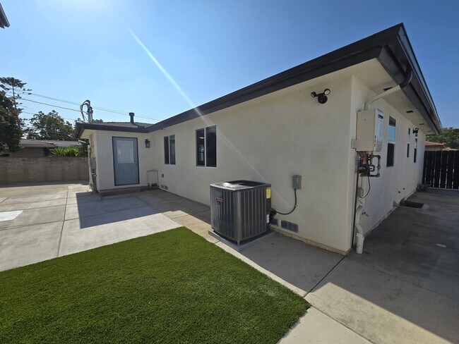 Building Photo - Newly Renovated 2023!! 4BD/2BA