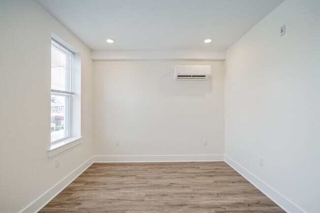 Building Photo - 6906 Ridge Ave