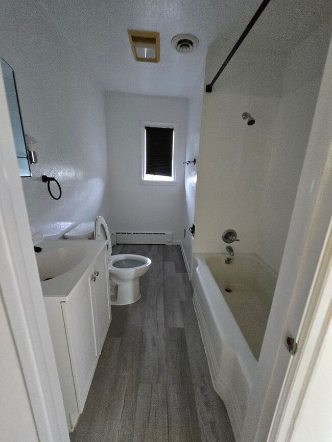 Building Photo - 4 bed, 3 bath house in the country
