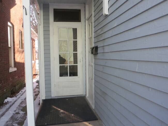 Building Photo - Large Three Bedroom, 1.5 Bathroom Home hal...