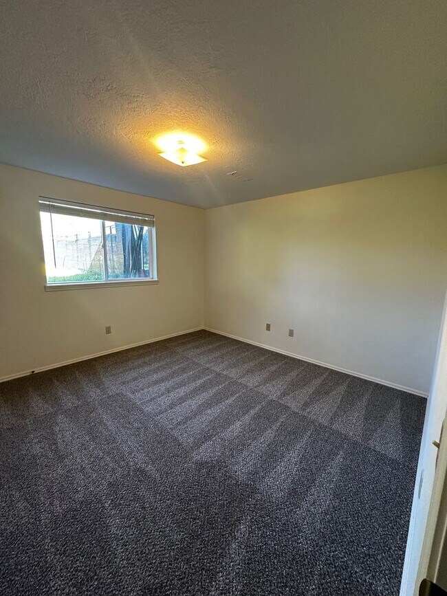 Building Photo - 43 N 25th Ave