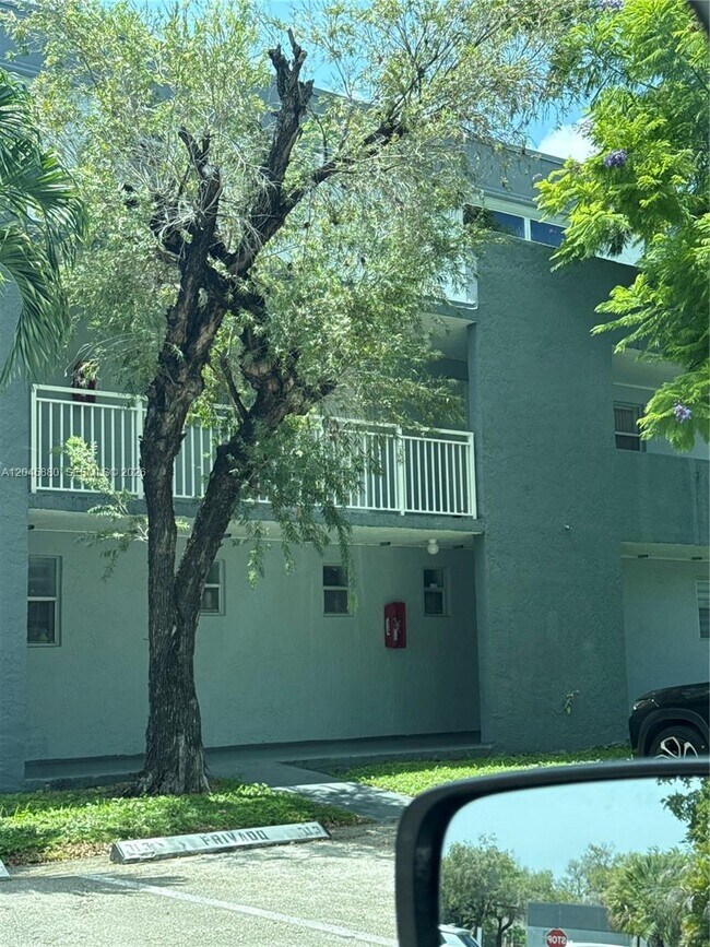 Building Photo - 9371 Fontainebleau Blvd