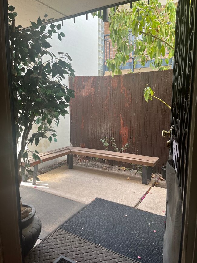 Building Photo - Lovely 2 Bedroom and 2 Bathroom Condo!