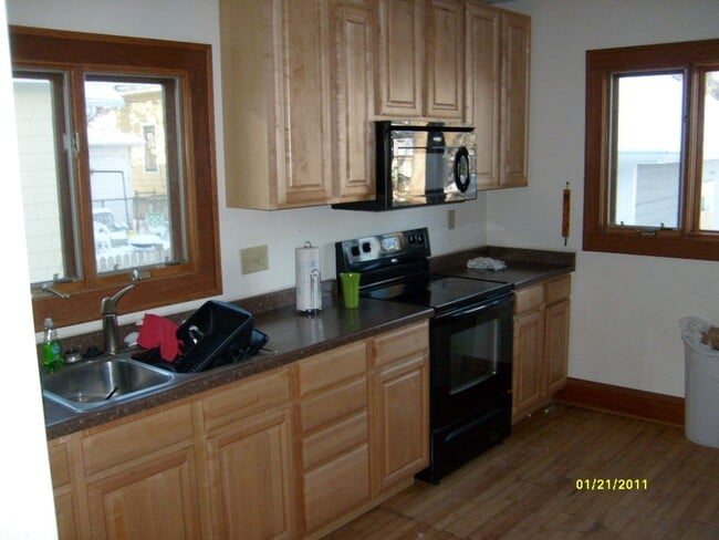 Building Photo - Spacious 4-Bedroom House on Drake Street w...
