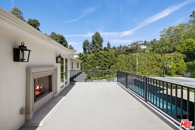 Building Photo - 1214 Coldwater Canyon Dr