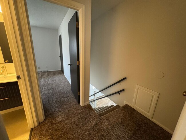 Building Photo - 560 NE Park Ln