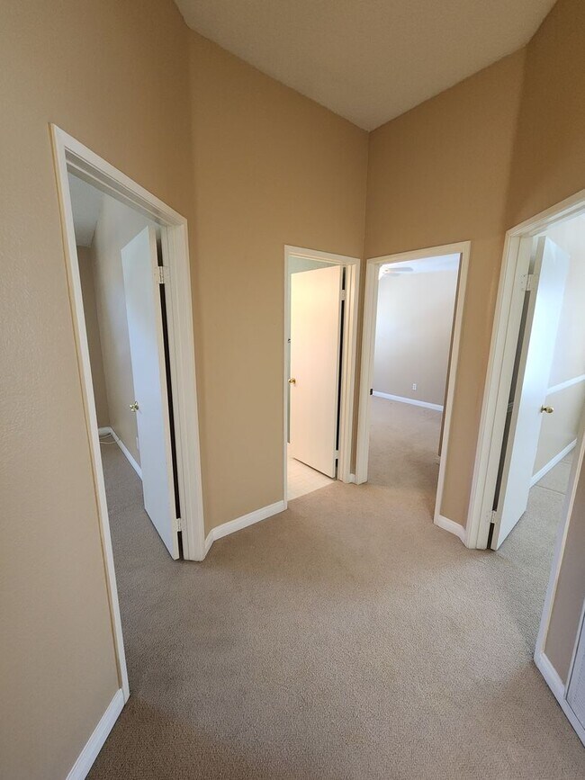 Building Photo - Gorgeous & Spacious 3Bd/2.5Ba, 1,679 SqFt, 2-story Condo - Central A/C & heat, Washer/Dryer - 2 C...