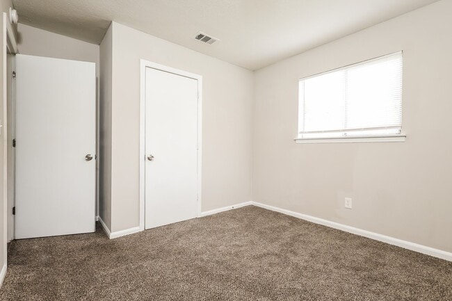 Building Photo - 904 Kirkland Dr
