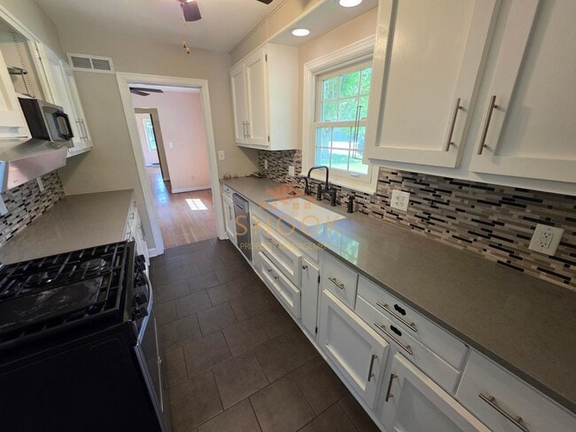 Building Photo - SUMMER SPECIAL!! Move-in by then end of Au...