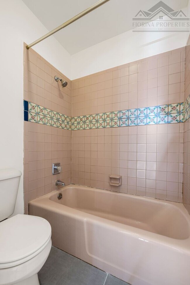 Building Photo - UNFURNISHED Inviting Studio Apartment in the Heart of Downtown