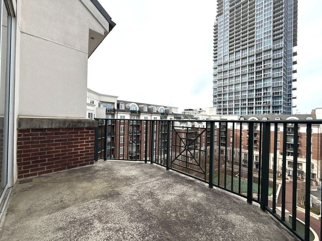 Building Photo - Fifth & Poplar - T.R. Lawing Realty Property