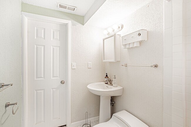 Building Photo - Exceptional 4-Bed, 2-Bath Home in Englewoo...