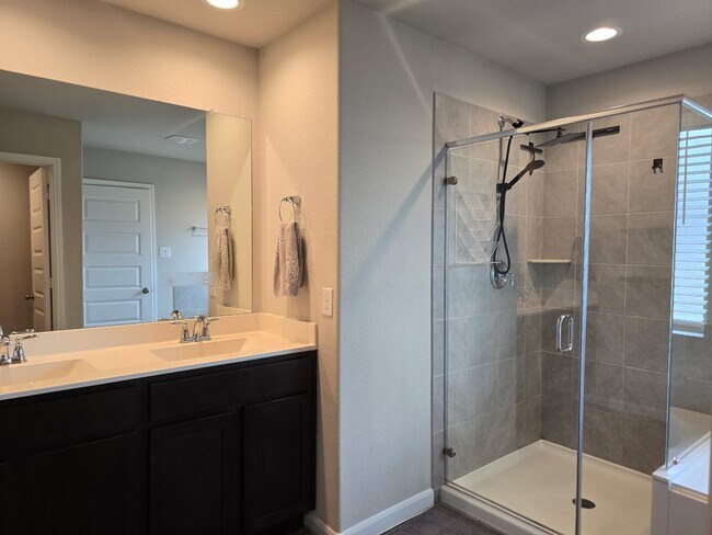 Building Photo - 519 Kickapoo Dr