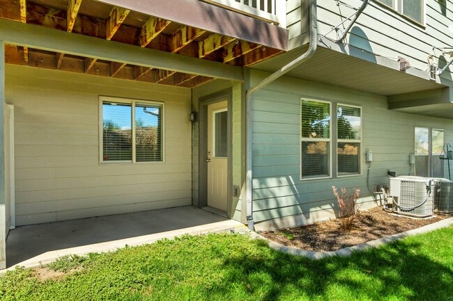 Building Photo - 93 River View Dr