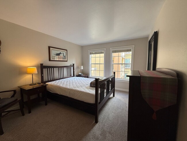 Building Photo - Fully Furnished 2 Bed 2 Bath Condo with Private Patio, 2 Gated Parking Spaces, Pool and Gym