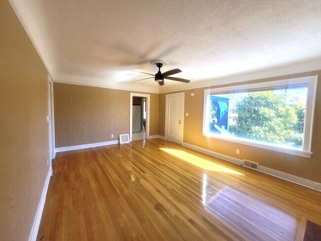 Building Photo - 2210 Eldridge Ave