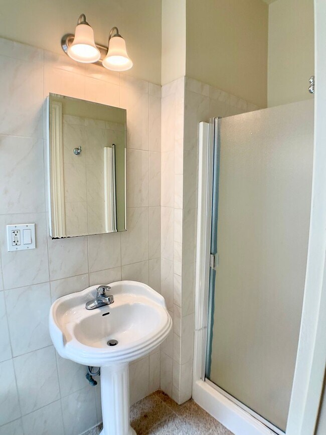 Building Photo - TOP FLOOR 4/2. In-Unit Laundry! Dishwasher...