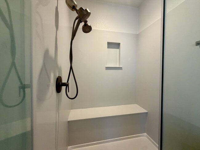 Building Photo - 561 Pilgrim Dr