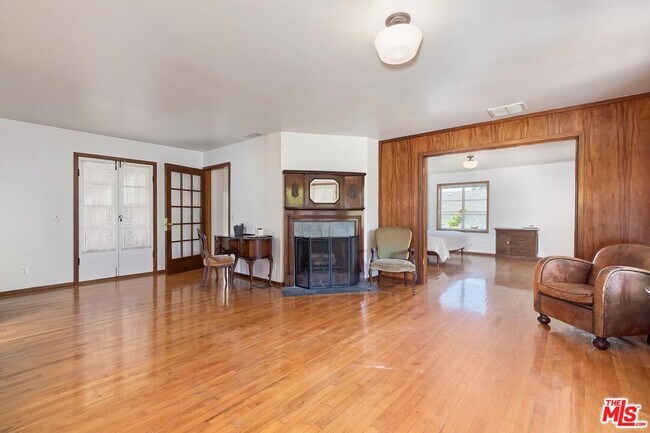 Building Photo - 515 N Kenter Ave