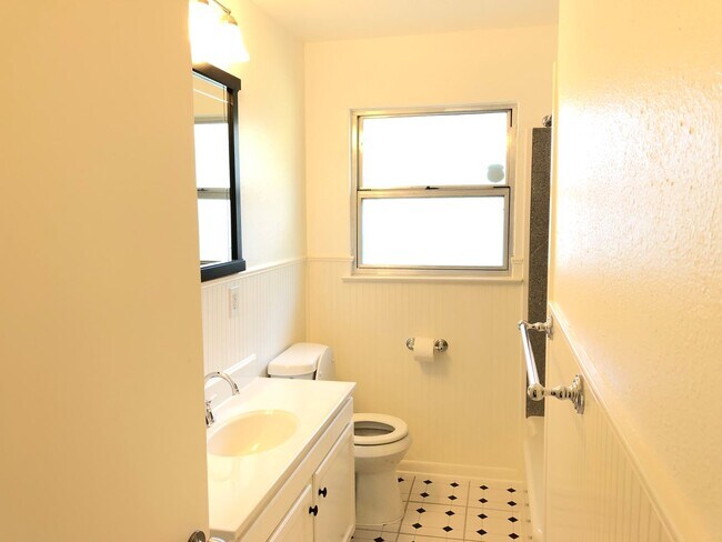 Building Photo - 210 Laddie Pl