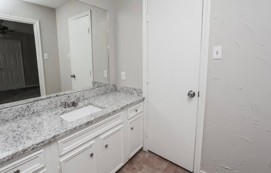 Building Photo - 2311 Statler Dr