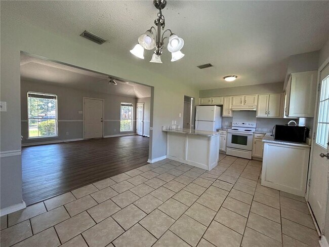 Building Photo - 6626 Woodside Ct E