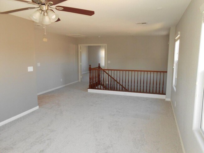 Building Photo - Beautiful Spacious Home in Mountains Edge