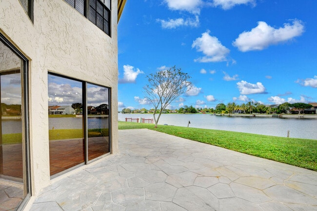 Building Photo - 12561 Shoreside Ln