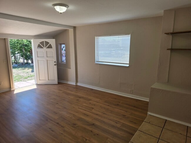 Building Photo - SPACIOUS, BRIGHT 2 BEDROOM - LARGE YARD