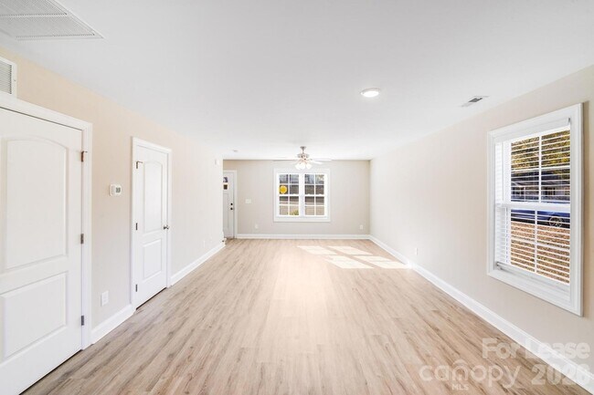 Building Photo - 604 W 8th St