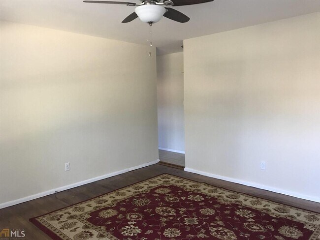 Building Photo - 131 Pineview Dr