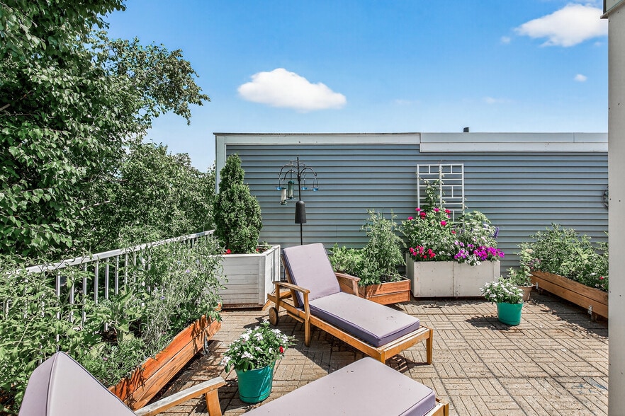 Rooftop Deck - 220 2nd St NE