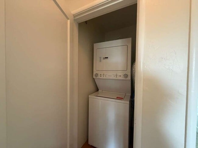 Building Photo - 1225 University Ave