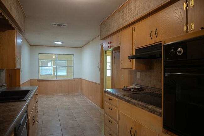 Building Photo - Available Now! 3 Bedroom 2 Bath Near TJC!