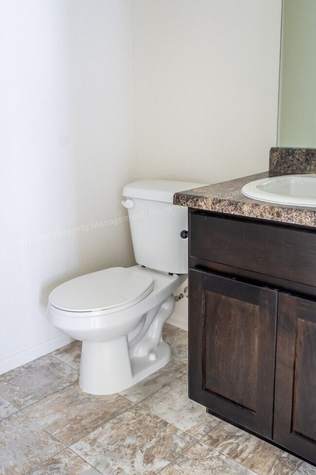 Building Photo - Gorgeous 4-Bed, 2.5 Bath Home in Windsor!