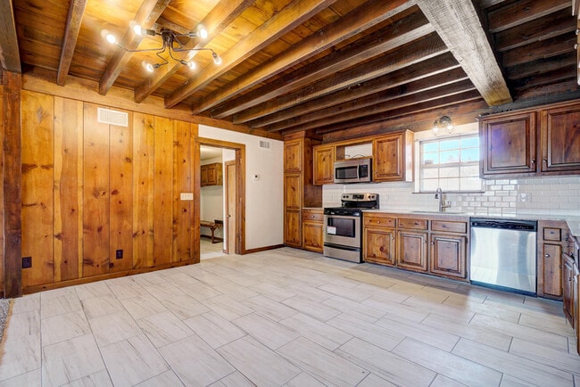 Building Photo - Beautiful 2 bed Ranch style home on 5 acres!