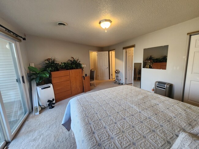 Building Photo - 701 E Lowe Ave