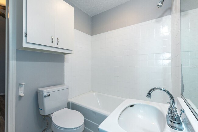 Building Photo - Beautiful 2 Bed 1 Bath in Quiet Area