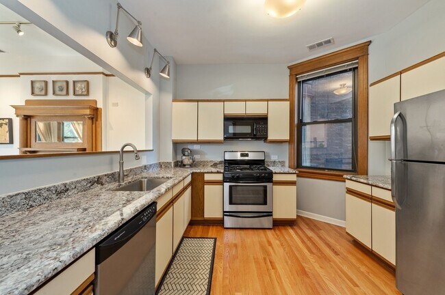 Building Photo - 4011 N Kenmore Ave