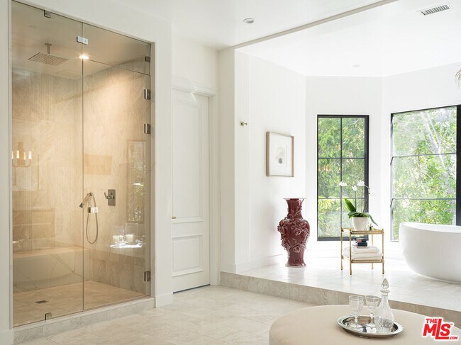 Building Photo - 5192 Parkway Calabasas