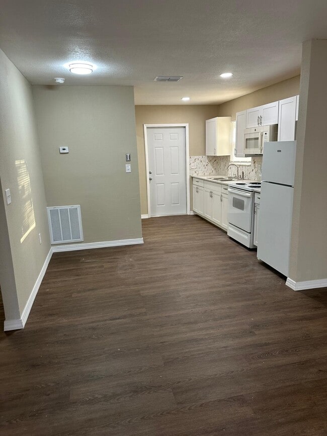 Building Photo - 825 Booker Ave