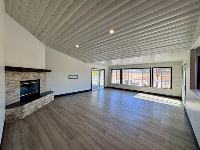 Building Photo - Move in Special! Move in by November 1st a...