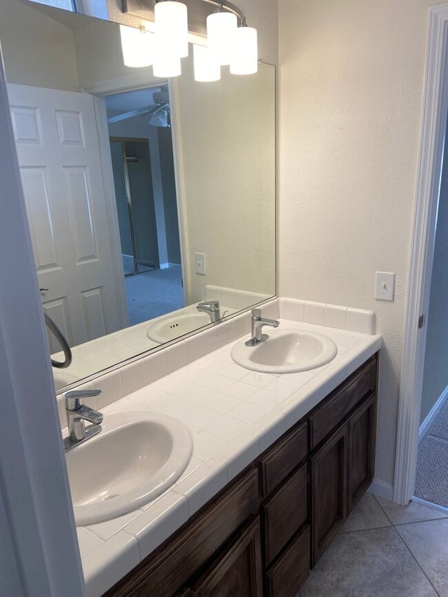 Building Photo - Pristine 4 Bedroom, 3 Bath in South Lexington