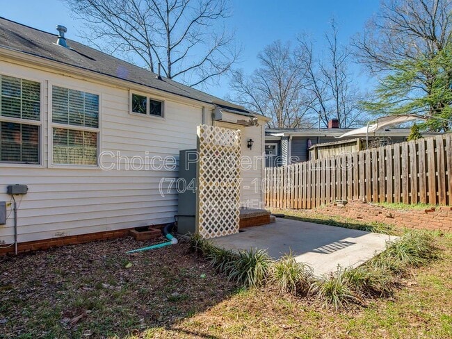 Building Photo - 5111 Valley Stream Rd